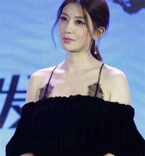 贾静雯穿吊带裙出镜，女神依然是女神，43岁了还是那么美！