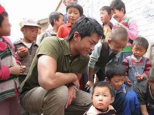 黄毅清连发四文声援黄晓明 称他和古天乐韩红一样实打实献爱心