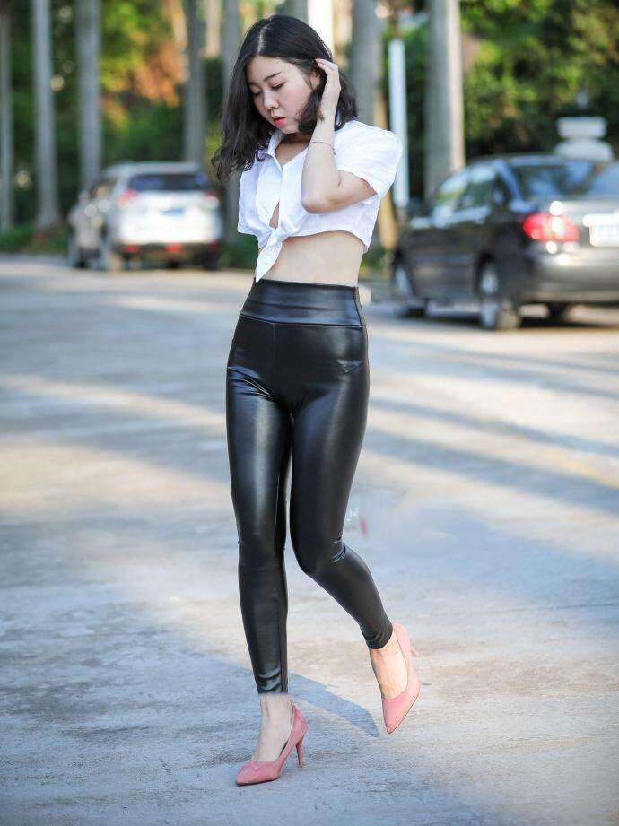 街拍：穿紧身皮裤的小姐姐，紧紧的勾勒出窈窕曲线