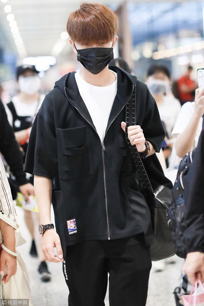 奶爸任嘉伦成功驾驭厚重刘海嫩出水 口罩遮面挎包包遭迷妹追拍