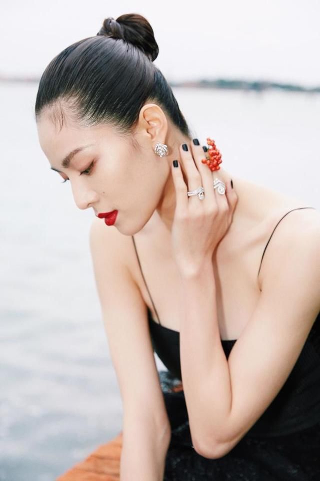 钟楚曦惊艳亮相威尼斯 时尚“黑”马高贵依旧