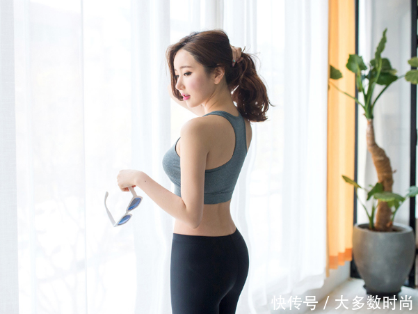 优雅时尚的紧身打底裤美女，整齐又美观，凸显玲珑有致的好身材！