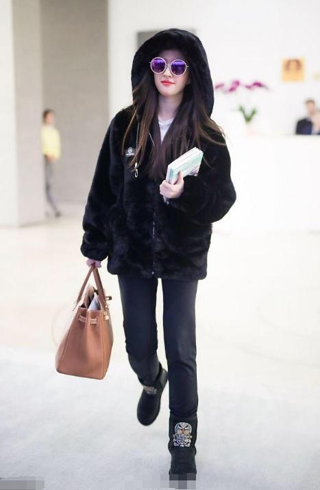 刘亦菲与35岁韩雪现机场，网友：一个土气小妹，一个时尚女王