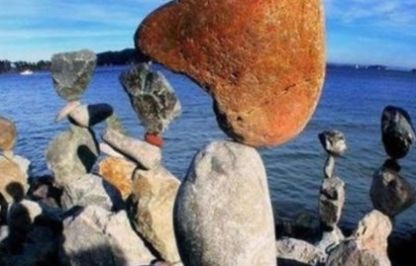实拍：世界各地“平衡奇石”，感觉风一吹就倒了~