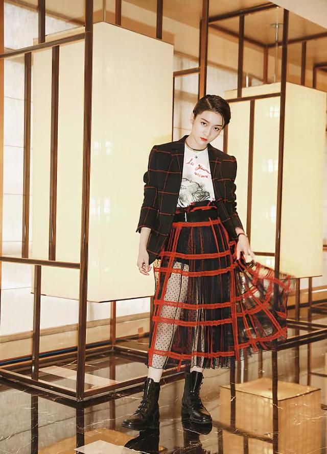 张雪迎有点恶趣味了，穿着“口袋裤”就出门，化妆品都藏裤兜了？