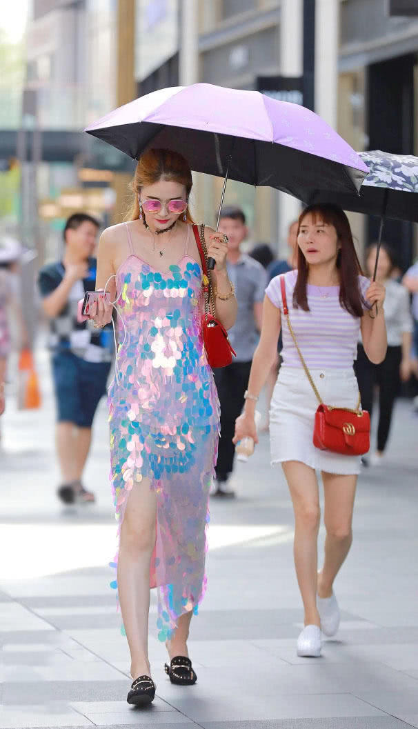 时尚小姐姐穿吊带裙勾勒出挺拔饱满的上围，亮闪闪的裙子好像人鱼