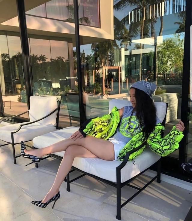  『超短裤』71岁王薇薇凭“魔鬼身材”上热搜，超短裤秀美腿，皮肤紧致似少女