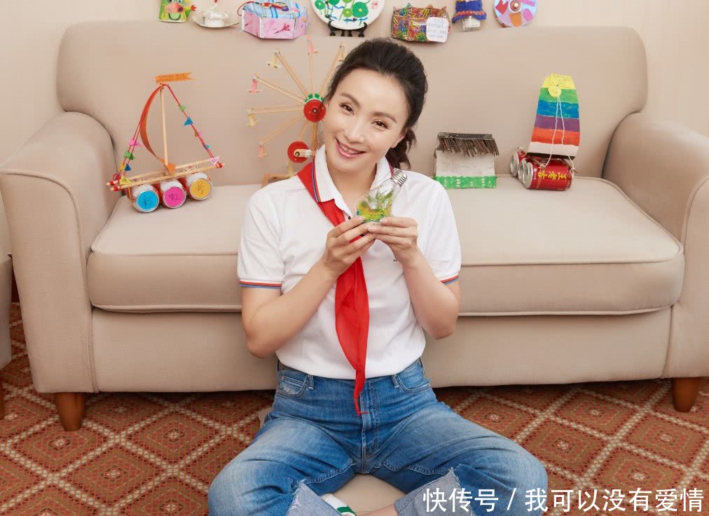 还是陶虹厉害，直接从裙子上撕一块布当腰带系，意外很有品位！