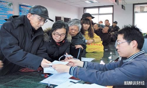  「政策」同样缴纳社保20年，别人退休金将近2000元，而你只有600