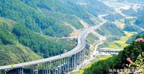 中国第一条国际高速，全长1880公里横跨三个国，以起点终点命名！