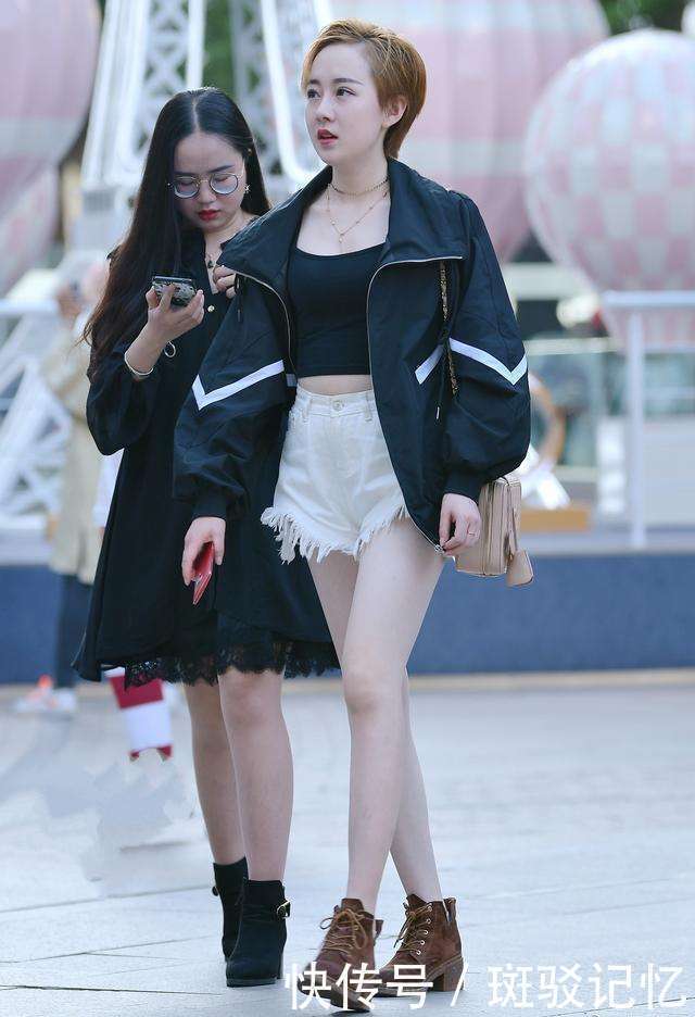 街拍：穿搭时尚的小姐姐，牛仔短裤配白T恤清纯甜美，长腿最亮眼