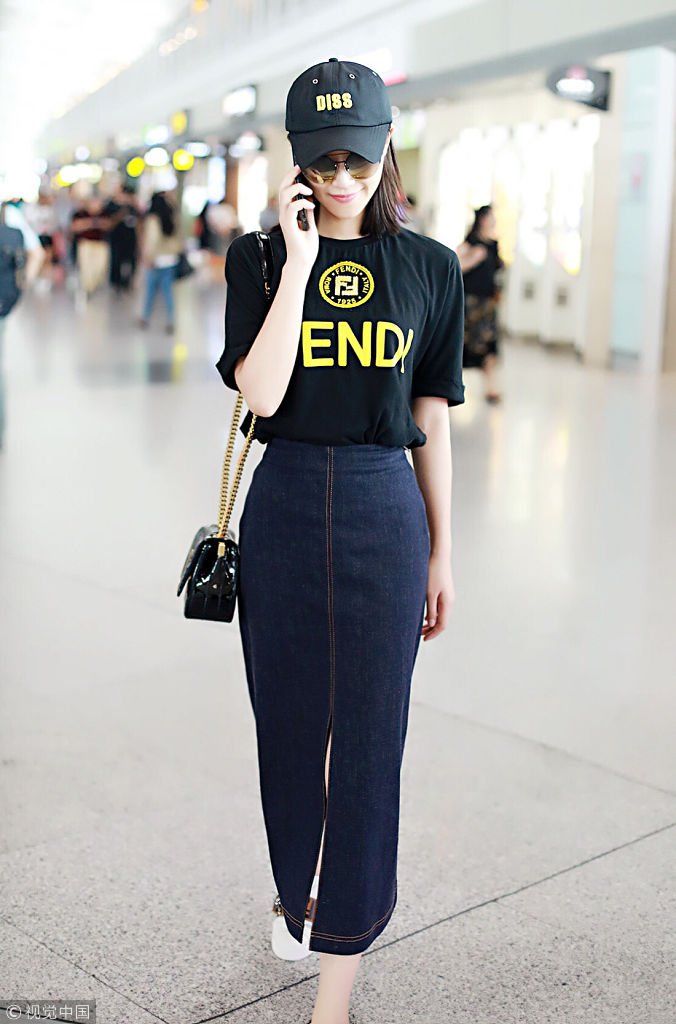 蓝盈莹黑T配牛仔长裙变时髦精 边走边打电话似与男友曹骏传情