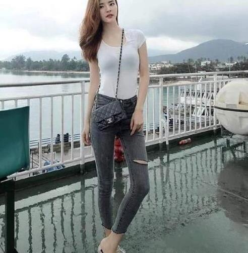 紧致修身的牛仔裤小姐姐，秀孾女人的完美身姿，韵味十足！