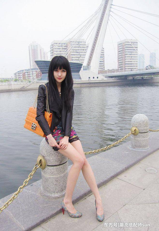 街拍：图1景甜事业线抢镜，一双长腿白到反光！图3丝袜保护美腿