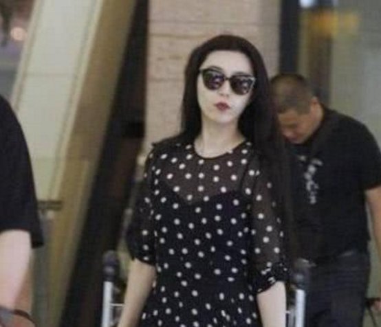 同样是穿裙子,范冰冰张馨予差距太大,一个性感迷人一个土到掉渣