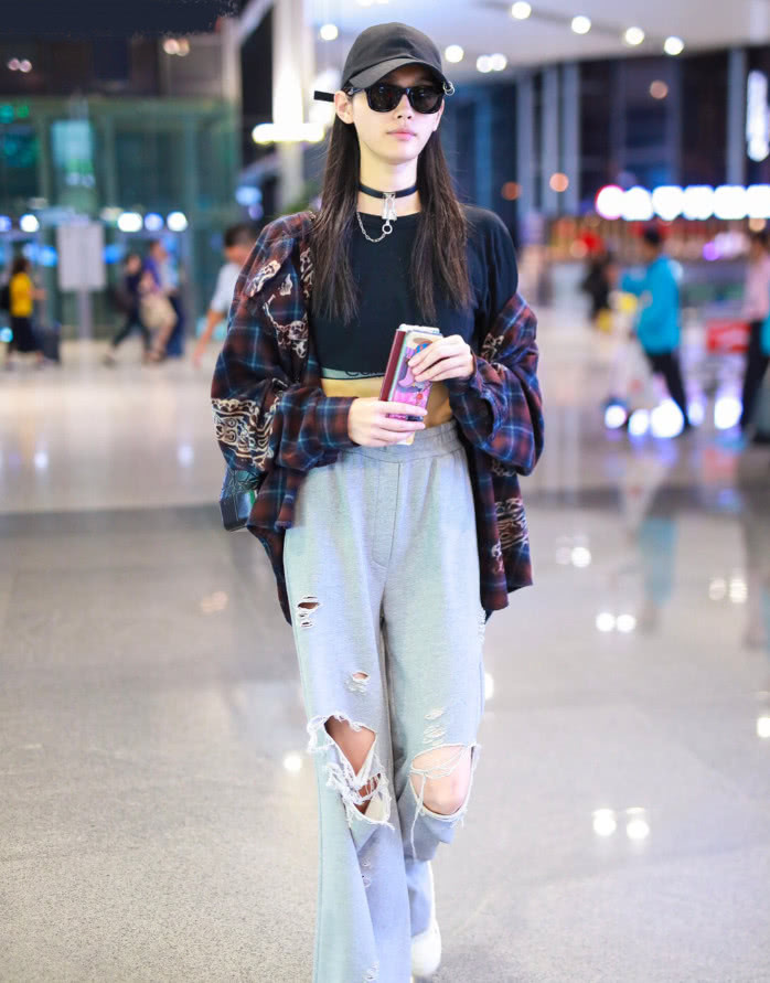 奚梦瑶戴“狗链”就算了，你上锁又是什么操作，难道脖子比腿贵？