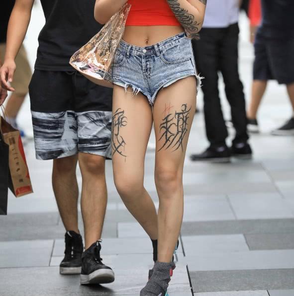 艳丽小姐姐鲜艳穿搭展现丰满浑圆的曲线，美腿上的纹身很有看头