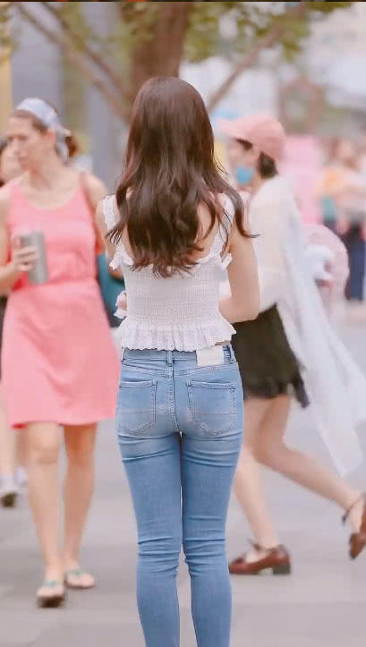 小姐姐白色吊带搭配紧身牛仔裤，立在人群中，显得如此特别