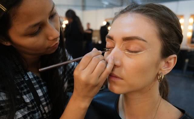 「make」原先make up不仅彩妆!它的别的含意你了解么