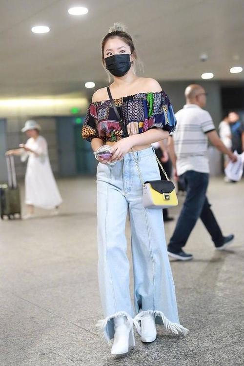 王菊机场终于不穿短靴了，小白鞋配运动装，反而更有国际范了！
