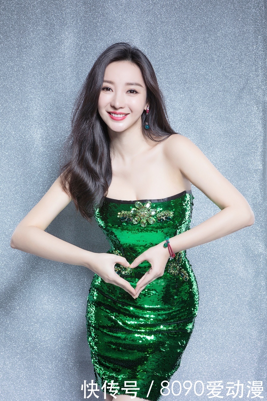 柳岩抹胸裙秀曼妙身姿，蚂蚁腰太抢镜了，好奇怎么穿上去的