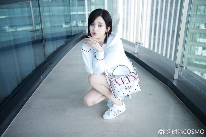 娜扎示范夏季清爽穿搭 元气满满长腿吸睛