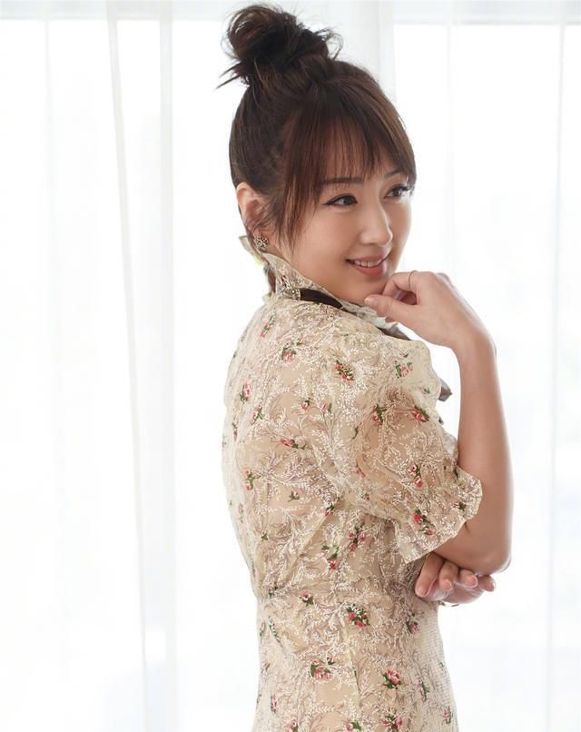  『气质』奔四奔五的女人,尽量少穿这3种裙子,试试另外3种,减龄更显气质