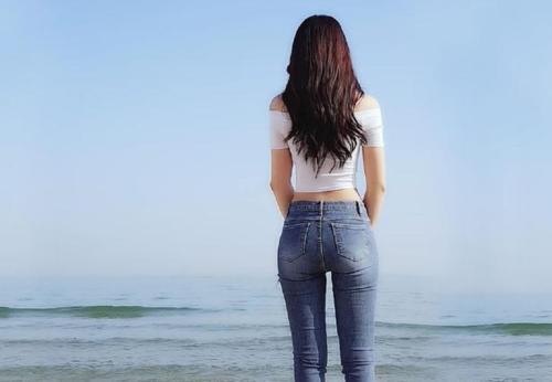 高挑靓丽的牛仔裤美女，看起来更加苗条，非常有魅力！