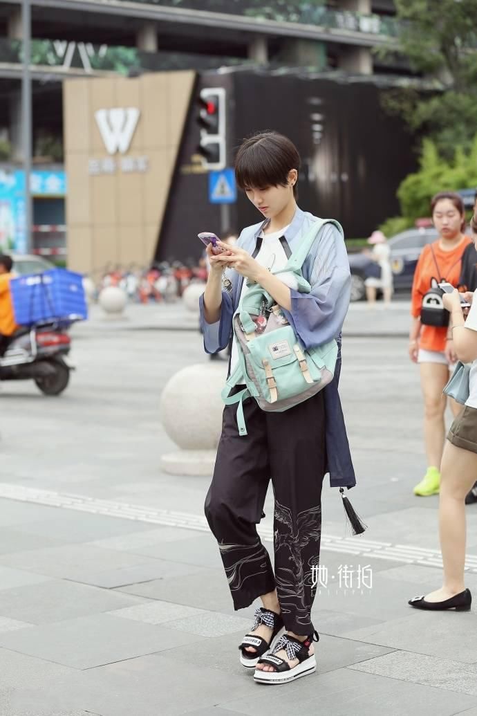 成都街拍丨时尚的lady都喜欢仙女裙，迎面走来都有种仙气