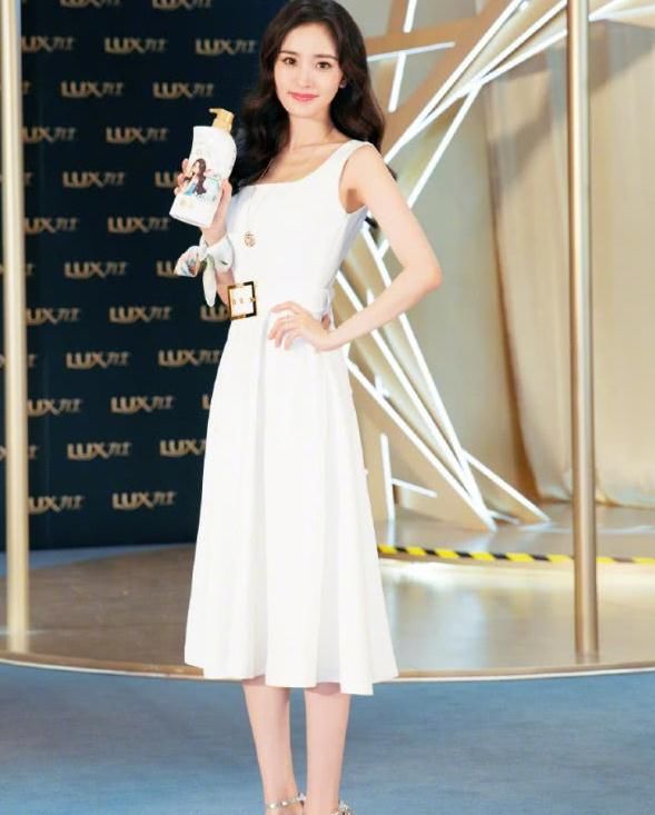 你以为杨幂只会露腿装嫩?换个发型她也能美成18岁，发绳作用大