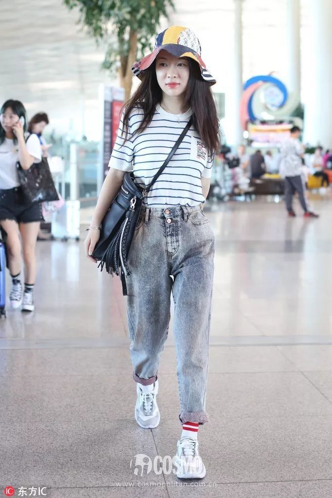 海魂衫要配上白牛仔才最有颜