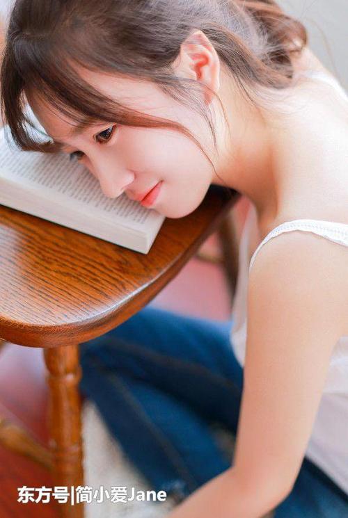 最受关注牛仔裤，美女紧绷的身材押韵，让人忘不了