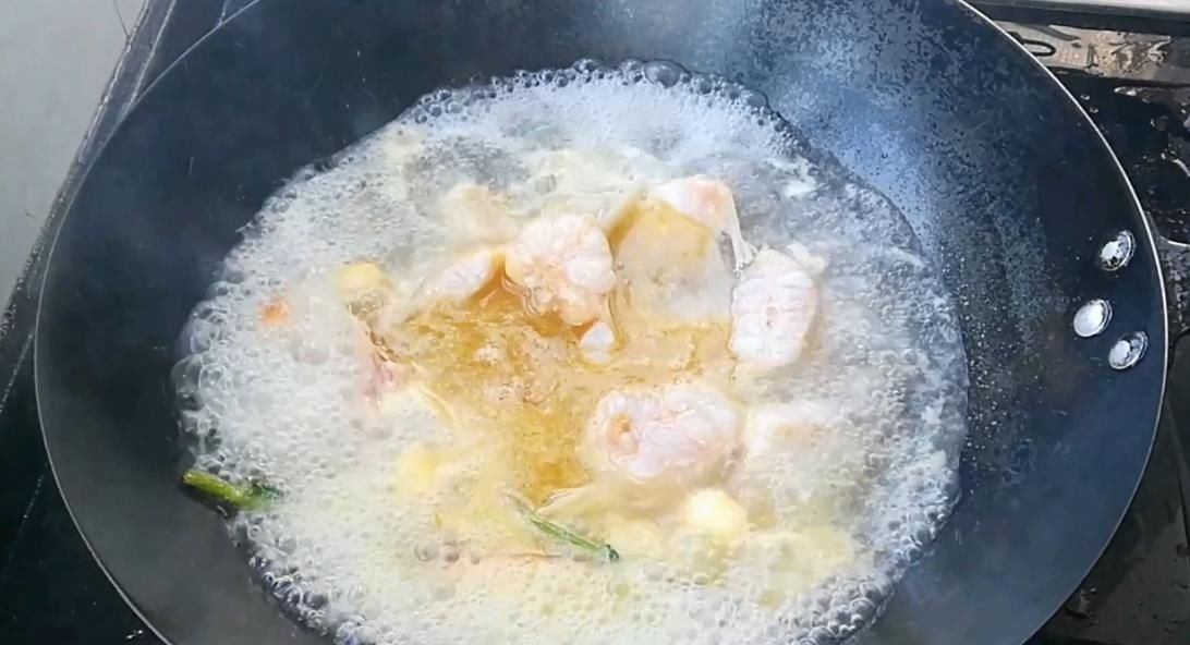 『肉质』淮扬菜大厨分享江苏经典美食——白汁鮰鱼,肉质软糯细腻鲜美异常