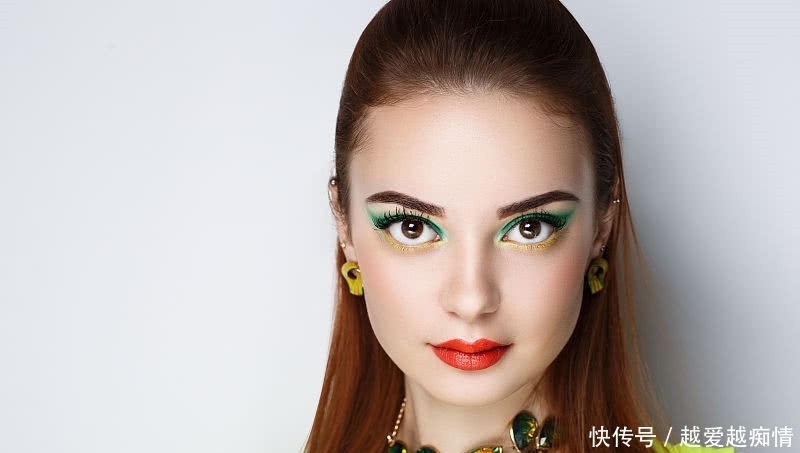 历年:盘点历年流行过的妆容,这四个造型里,肯定有一个让你真香过