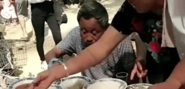 男子去农村喝喜酒,菜刚上桌旁边大妈就开始动手,结果让人傻了眼