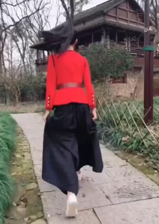 韩雪这条裤子真辣眼睛！可以塞下5个韩雪，170的身高秒变矮人！