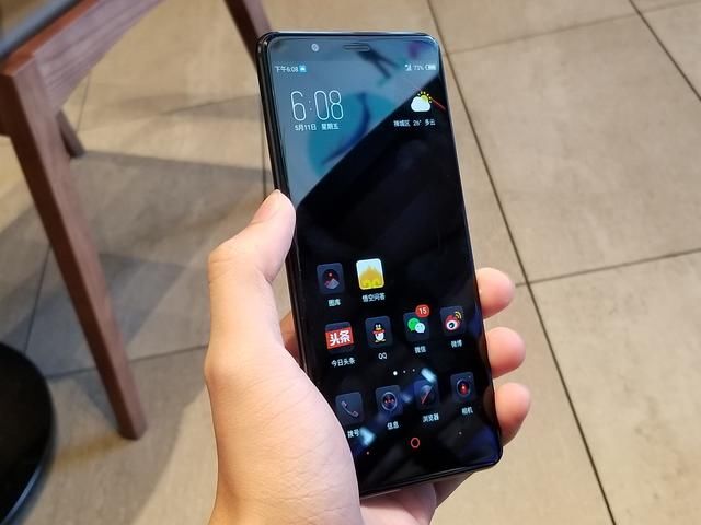 原来不需要抄袭iPhone X,RGB灯带下的红魔手