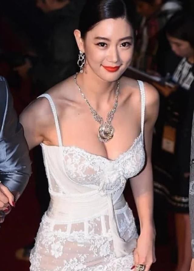 李成敏不愧是“亚洲第一美”,紧绷的礼服把上围挤到差点溢出来!