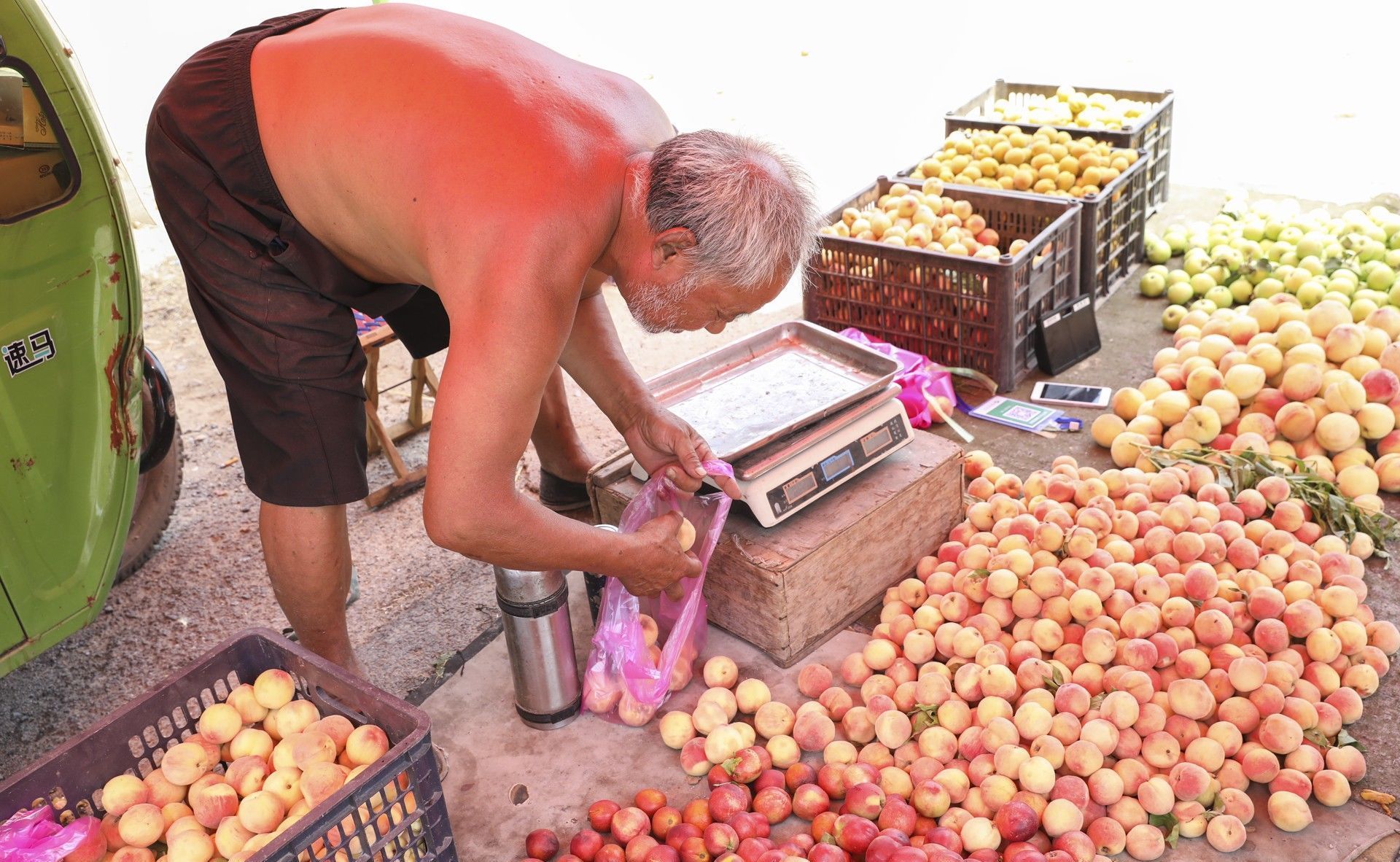 37度高温，70岁农村老人汗流浃背，农村大集一元二斤卖不掉