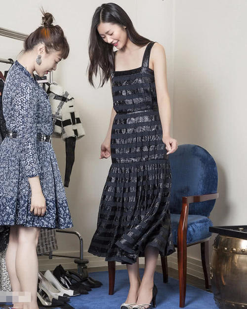 刘雯刷新了我的三观,这礼服用了20片“海苔”,真的是大表姐?