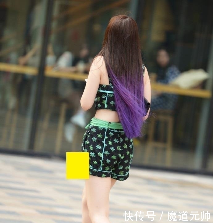 『小姐姐』路人街拍:一身碎花绿的小姐姐,这个发色有点好看啊!