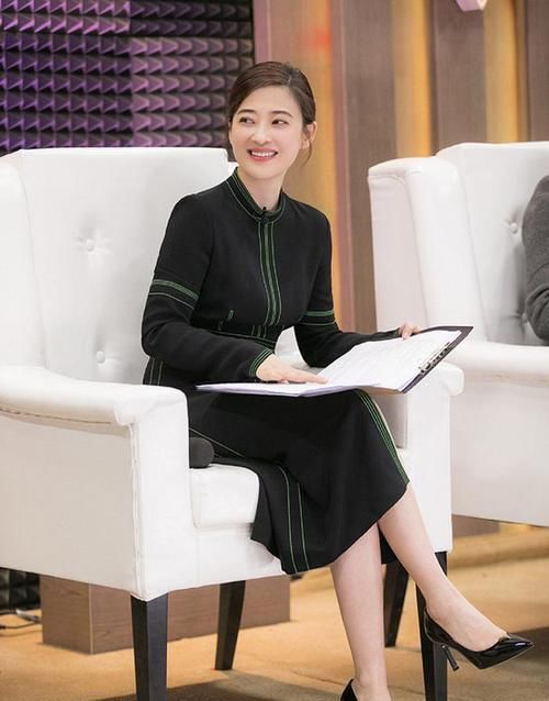  『女人』女人奔五先别急着穿“妈妈装”，换上这4种衣服，优雅减龄还时髦