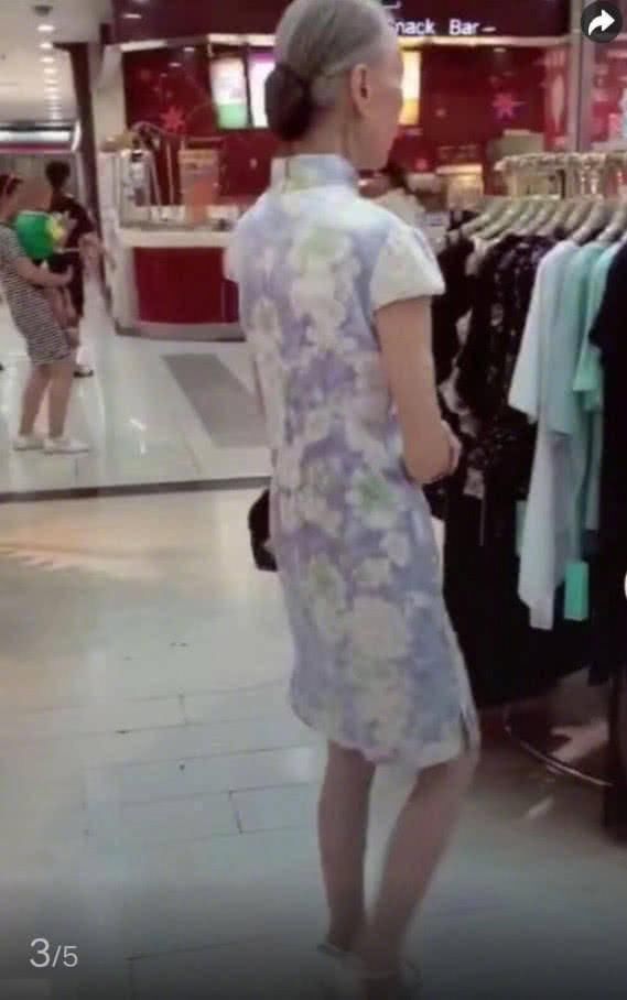 82岁老太穿旗袍逛商场，她脚上穿的是最时尚的高跟鞋