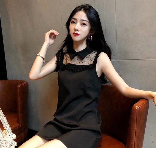 街拍:小姐姐身穿一件黑色连衣裙，彰显小姐姐品味，凸出迷人气质