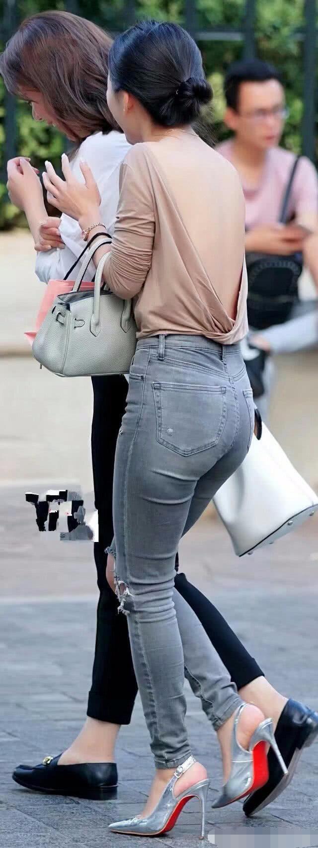 穿紧身牛仔裤能让美女看上去更年轻，富有活力，年纪大的也可以穿