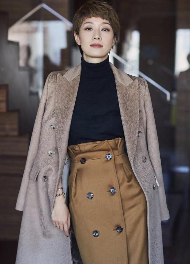 #女人#40岁左右的女人别毛衣配裤子,学马伊琍毛衣“新搭配”,很高级