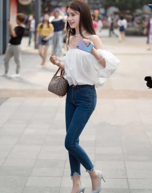 街拍：魅力十足的打底裤小姐姐大气不紧绷，显出迷人小蛮腰！