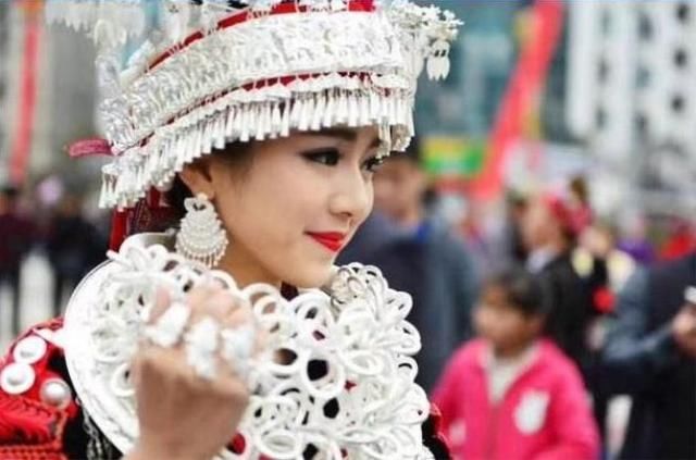 湘西人热情好客，美女递这两种东西千万别接，导游:到时你便明白