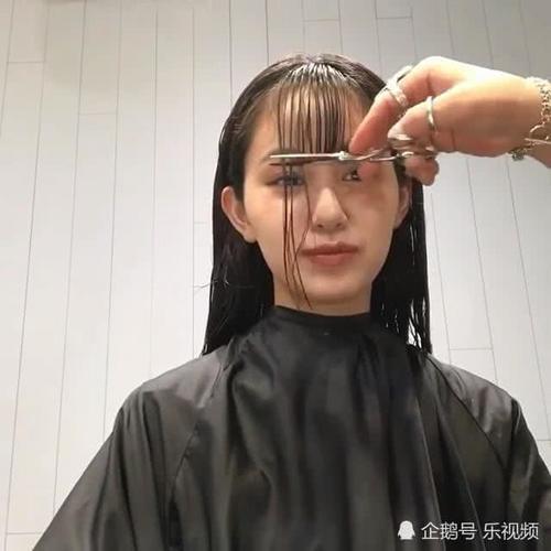 甜美小姐姐换发型，剪了个刘海后颜值堪比网红，网友：像金智媛