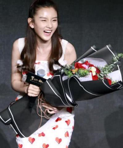 宋祖儿与张天爱两人美女一同出台，差距立马出来了！